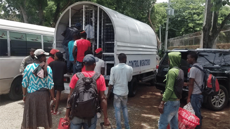 Migración desmantelan centro de acopio de inmigrantes indocumentados en Villa Vásquez