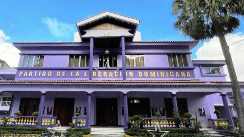 Delegado del PLD Causa Controversia al Mostrar Señal Indecorosa y Acusar a la JCE de Favorecer a Carolina Mejía y David Collado