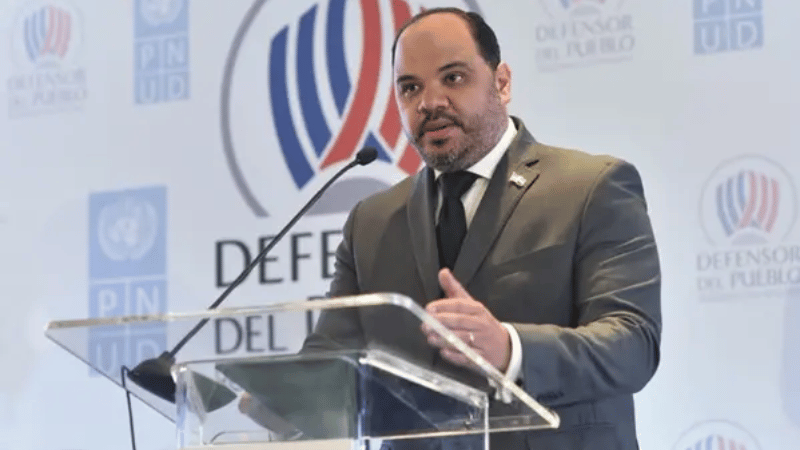 Defensor del Pueblo, Pablo Ulloa, es enviado a juicio de fondo por presunta violación a la Ley de Símbolos Patrios