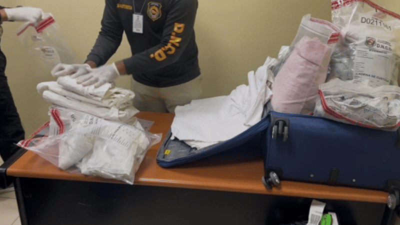 Capturan a ciudadano español con 55 prendas de vestir impregnadas de cocaína en el Aeropuerto del Cibao
