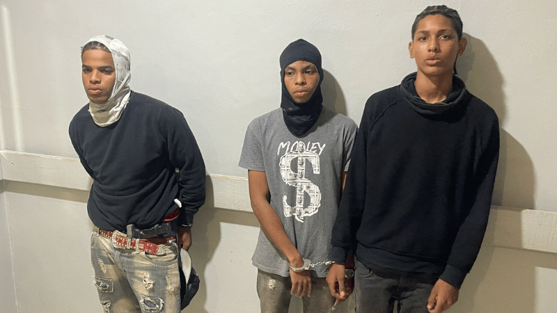 Policía captura a tres hombres activamente buscados por robo e intento de asalto en Villa Mella, SDN