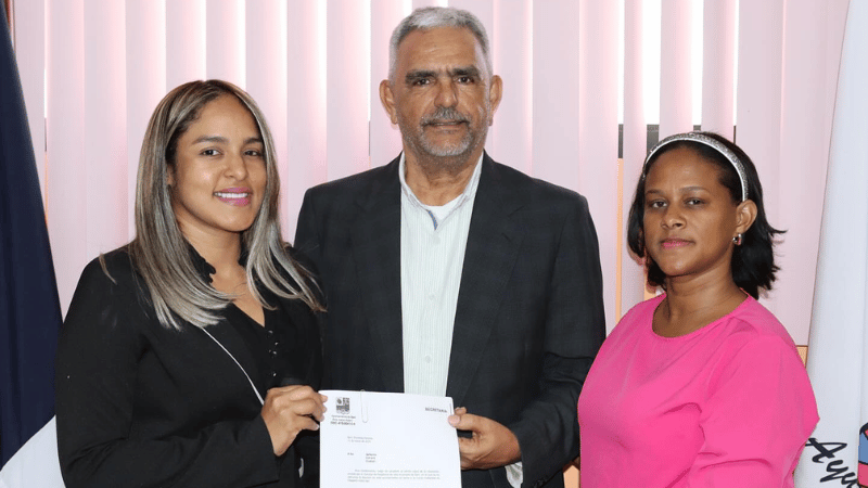 Autoridades municipales entregan resolución sobre regulación del Mototaxi al INTRANT