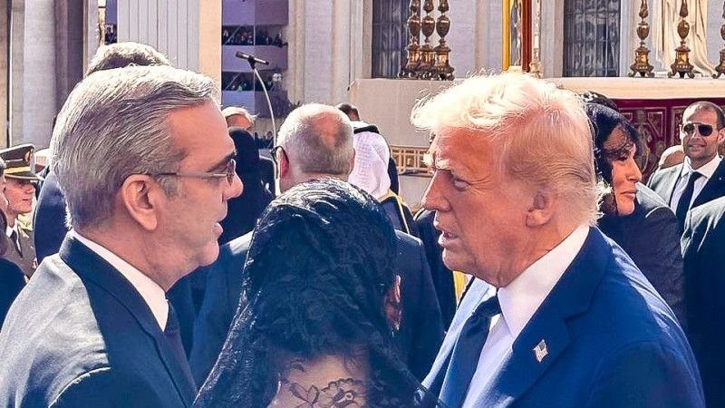Abinader y Donald Trump sostienen breve conversación durante ceremonial por el Papa Francisco