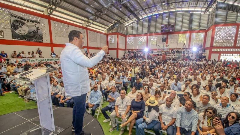 Víctor D´Aza aspirante a la presidencia, recibe respaldo del Movimiento Primero la Base del PRM