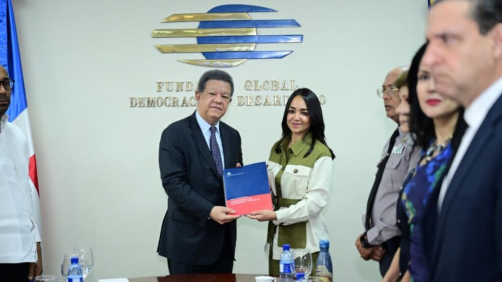 Leonel Fernández recibe a Faride Raful y a la Comisión de Reforma Policial