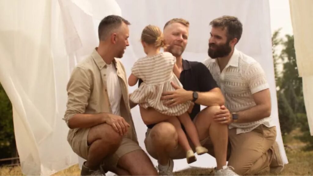 Canadá aprueba adopción histórica de niña de 3 años por una relación poliamorosa de tres hombres