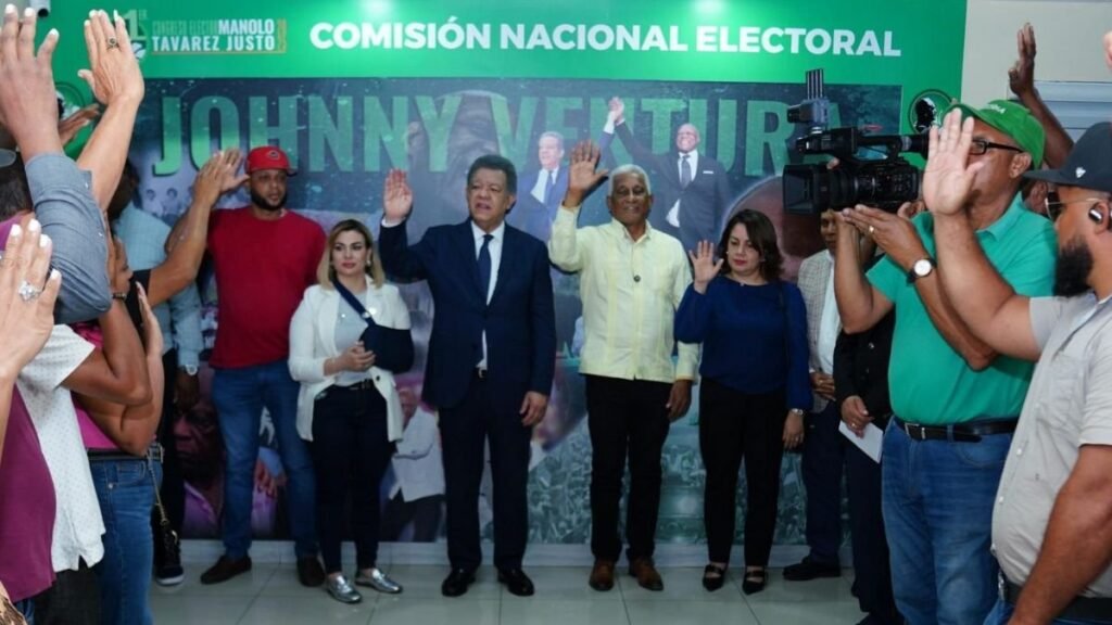 Dirigente del PRM Pedro Aguirre se juramenta en la Fuerza del Pueblo