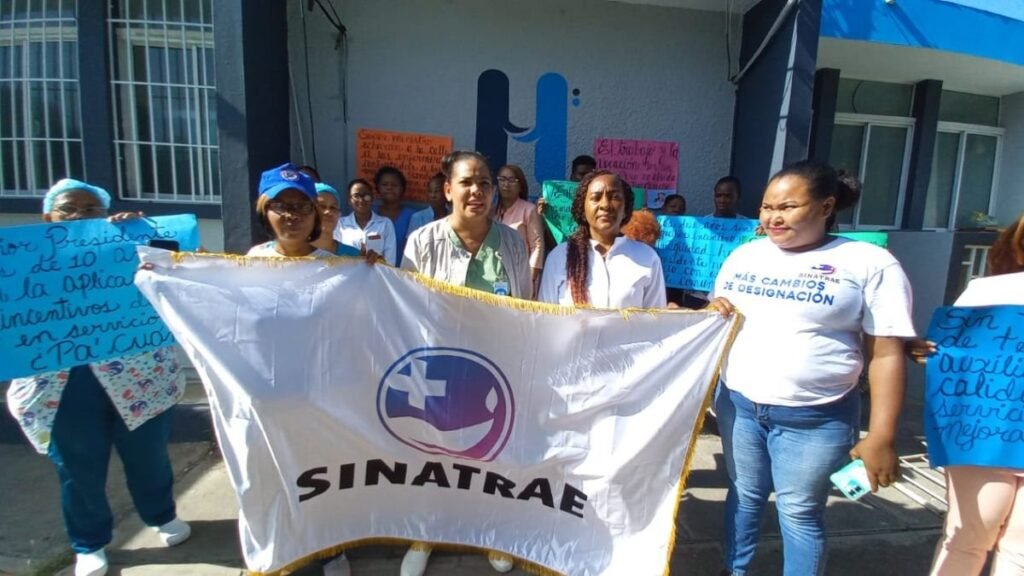 Enfermeras paralizan labores por 24 horas y advierten radicalización de la lucha