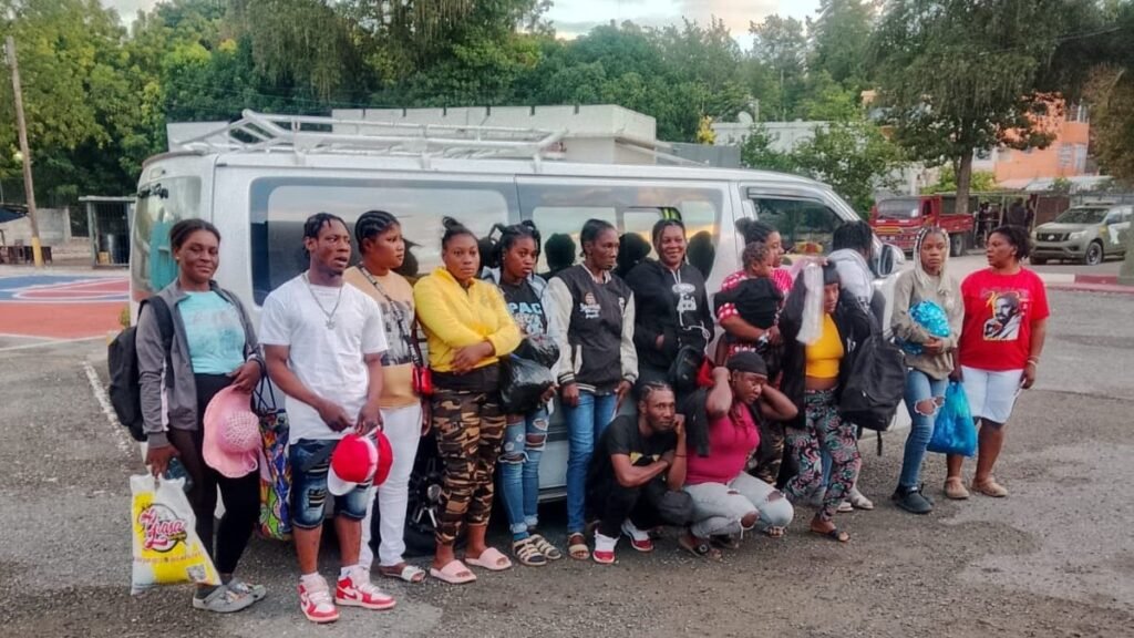 Arrestan conductor de minibús con 15 haitianos indocumentados y otros 127 detenidos en operativos