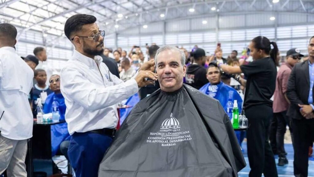 Abinader se hace cerquillo y respalda a más de mil barberos en jornada nacional