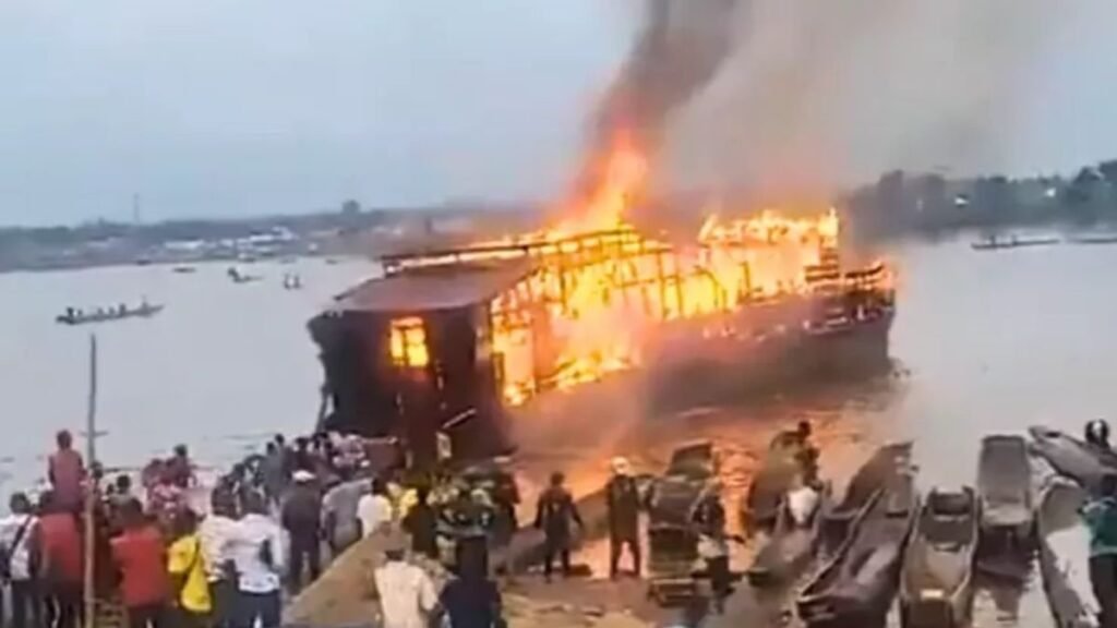 Creyente incendia embarcación tras sentirse engañado por profecía fallida del “Noé” moderno