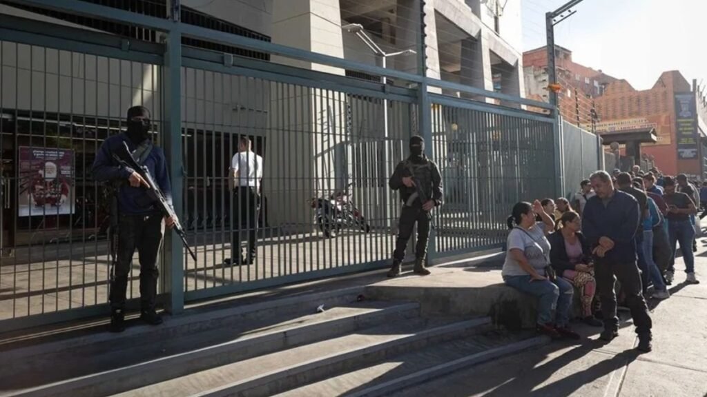 Caracas amanece con calles vacías y largas filas en los supermercados tras la captura de Maduro