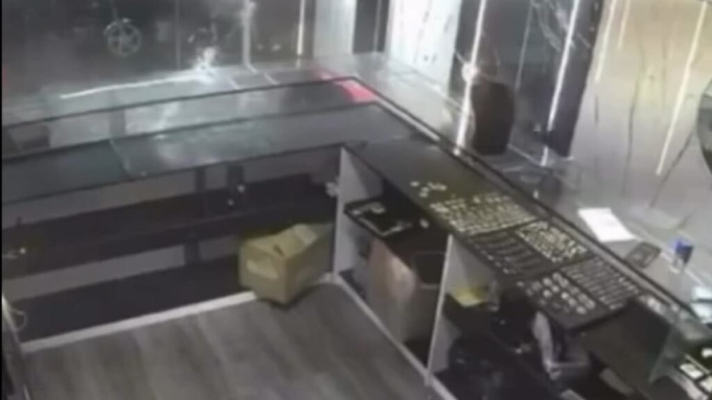 Video: Tirotean joyería en Cristo Rey durante asalto a mano armada