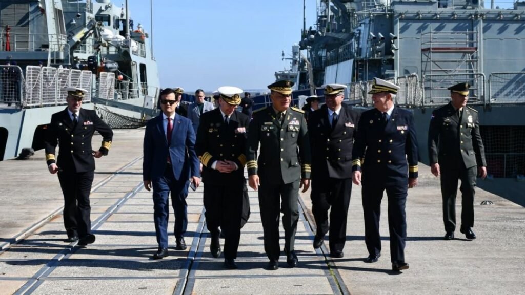 Ministro de Defensa dominicano inspecciona patrulleros en base naval de Portugal