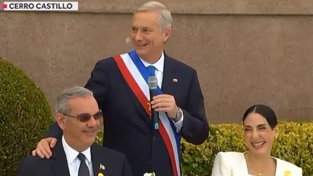 Presidente chileno rompe el protocolo y felicita a Luis Abinader y Raquel Arbaje por su aniversario